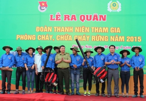 Đồng chí Nguyễn Thế Hoàn – Phó Bí thư Thường trực Tỉnh đoàn và đại diện lãnh đạo Chi Cục Kiểm lâm Hà Tĩnh trao tặng thiết bị chống cháy rừng cho Đội thanh niên tình nguyện huyện Hương Sơn