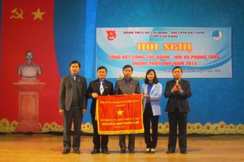 Đồng chí Triệu Đình Lê – Phó Bí thư Thường trực Tỉnh ủy  tặng cờ thi đua của Thủ tướng chính phủ cho Tỉnh đoàn thanh niên