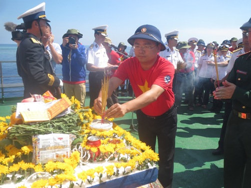 Đồng chí Nguyễn Anh Tuấn Bí thư BCH Trung ương Đoàn cùng đoàn hành trình dân hương, thả hoa tưởng niệm tri ân các anh hùng liệt sĩ tại quần đảo Trường Sa.