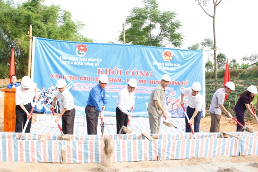Đồng chí Nguyễn Mạnh Dũng - Bí thư Thường trực Trung ương Đoàn TNCS Hồ Chí Minh và các đồng chí lãnh đạo tham gia nghi lễ động thổ khởi công xây dựng cầu.