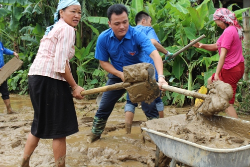 Đồng chí Bí thư Tỉnh đoàn Lào Cai Giàng Quốc Hưng cùng ĐVTN và nhân dân huyện Văn Bàn khắc phục mưa, lũ dõ ảnh hưởng cơn bão số 3