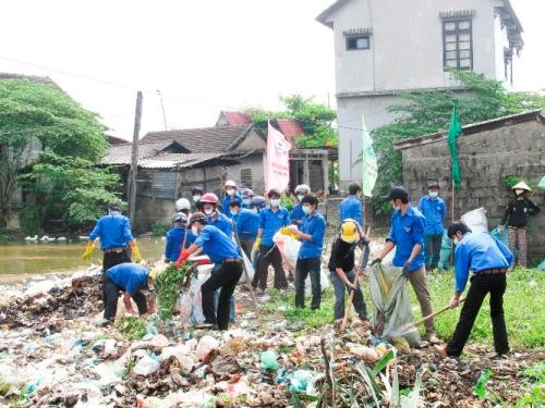 Đoàn viên thanh niên tình nguyện tham gia thu gom rác thải