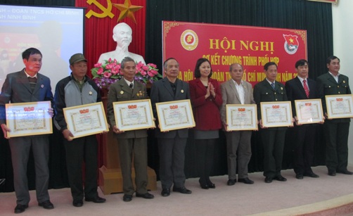 Đồng chí Nguyễn Thị Hồng Hạnh – Phó Bí thư Tỉnh đoàn trao Bằng khen cho các tập thể và cá nhân có thành tích xuất sắc trong công tác phối hợp giữa hai đoàn thể.          