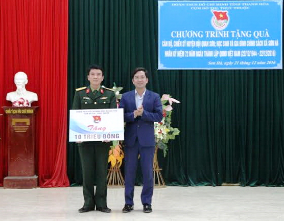 Đồng chí Nguyễn Thành Lương – Phó Bí thư Thường trực Tỉnh đoàn tặng quà cho Huyện đội Quan Sơn.