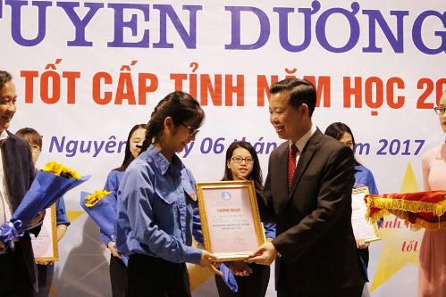 Anh Lê Ngọc Linh – Bí thư Tỉnh Đoàn, Chủ tịch Hội sinh viên tỉnh trao danh hiệu “Sinh viên 5 tốt” cấp tỉnh năm học 2015 – 2016 cho sinh viên đạt danh hiệu