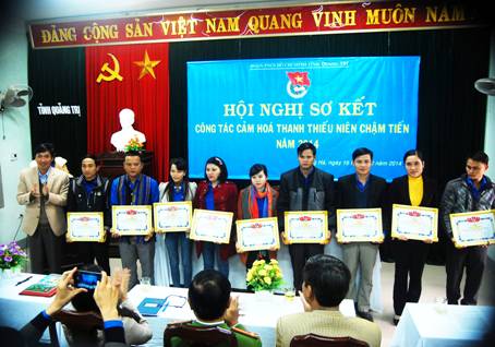 Đ/c Lê Minh Tuấn – Bí thư Tỉnh đoàn trao bằng khen cho các đơn vị có thành tích tốt trong công tác cảm hóa TTN chậm tiến năm 2014