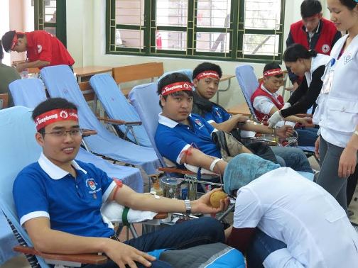 Đoàn viên, thanh niên tham gia hiến máu tình nguyện hưởng ứng Hành trình đỏ năm 2016.