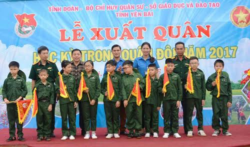  Ban tổ chức tặng cờ lưu niệm cho các em nhỏ tham gia chương trình Học kỳ trong quân đội năm 2017