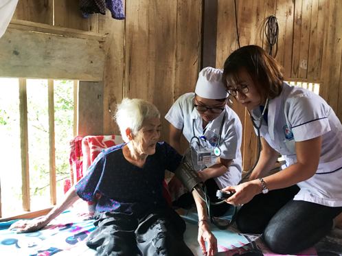 Các y, bác sỹ Hội Thầy thuốc trẻ tỉnh thăm, khám sức khỏe cho mẹ Việt Nam anh hùng 