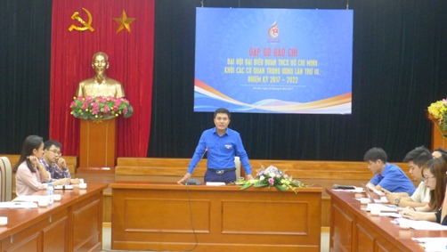 Phó Bí thư Đoàn Khối các cơ quan Trung ương Nguyễn Hữu Ngọc trao đổi thông tin với báo chi