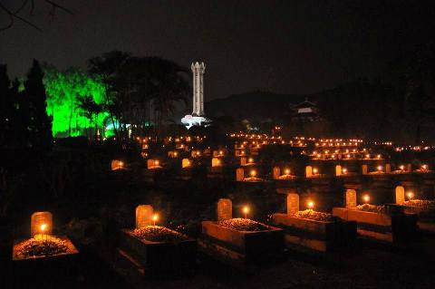 Hơn 2.000 ngọn nến thắp sáng lung linh trên các phần mộ liệt sỹ.