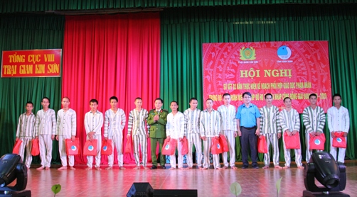 Hội LHTN Việt Nam tỉnh tặng quà cho các phạm nhân thanh niên có hoàn cảnh khó khăn cải tạo tốt