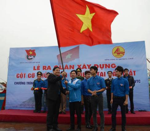 Đồng chí Nguyễn Đắc Vinh-Bí thư thứ nhất Trung ương Đoàn trao cờ tại Lễ ra quân cho Tỉnh đoàn Nghệ An