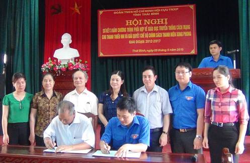 Lãnh đạo Hội Cựu TNXP - Đoàn thanh niên tỉnh ký kết Kế hoạch phối hợp hoạt động giai đoạn 2015 – 2017.