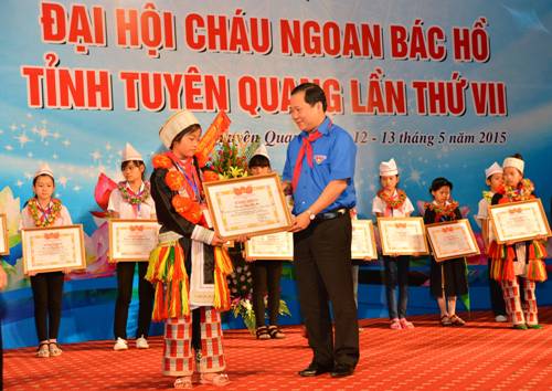 Anh Nguyễn Phi Long - Bí Thư BCH Trung ương Đoàn TNCS Hồ Chí Minh tặng Bằng khen cho đại biểu Cháu ngoan Bác Hồ