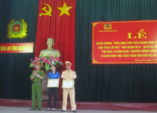 BTC trao giải nhất cho 02 cá nhân có thành tích xuất sắc tại cuộc thi tìm hiểu 70 năm Ngày truyền thống Công an nhân dân Việt Nam và 10 năm Ngày hội toàn dân bảo vệ an ninh Tổ quốc