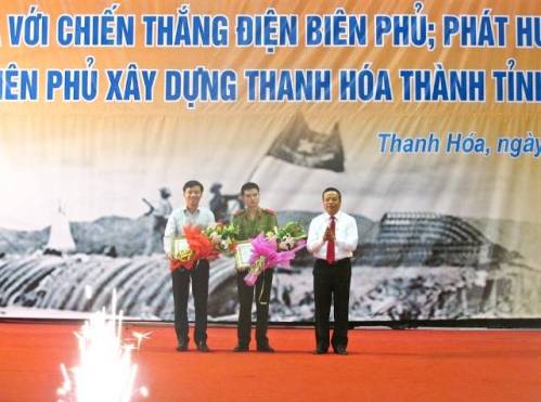 Đồng chí Mai Văn Ninh- UV BCH TW Đảng, Bí thư Tỉnh ủy, Chủ tịch HĐND tỉnh trao giải nhất cho 2 cá nhân đoạt giải.