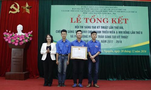 Đồng chí Ma Thị Nguyệt – Chủ tịch Liên hiệp các Hội khoa học và kỹ thuật tỉnh trao tặng bằng khen cho nhóm tác giả đạt giải nhất