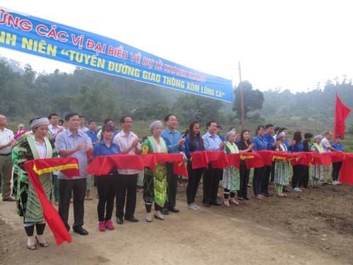 Các đồng chí lãnh đạo tỉnh và lãnh đạo TW Đoàn cắt băng khánh thành tuyến đường giao thông bản Lũng Cà, xã Thượng Nung