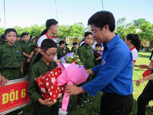 Đồng chí Trần Gia Công - UVBCH Trung ương Đoàn, Bí thư Tỉnh Đoàn, Chủ tịch Hội LHTN Việt Nam tỉnh tặng hoa động viên các chiến sĩ 