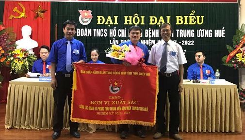 Trao tặng tặng cờ thi đua Đơn vị xuất sắc trong công tác đoàn và phong trào thanh niên nhiệm kỳ 2012 – 2017 cho BCH Đoàn Bệnh viện TW Huế
