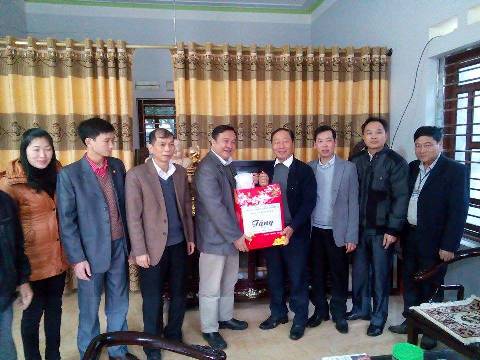  Đoàn đến thăm và tặng quà gia đình chiến sỹ Lê Anh Cương (hiện đang công tác tại Đảo Trường Sa) ở xóm Hồ 1, xã Minh Đức, huyện Phổ Yên