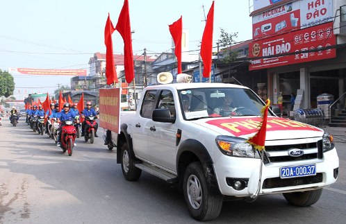 Đoàn xe diễu hành của Thị Đoàn Phổ Yên tuyên truyền hưởng ứng Ngày pháp luật Việt Nam 2015