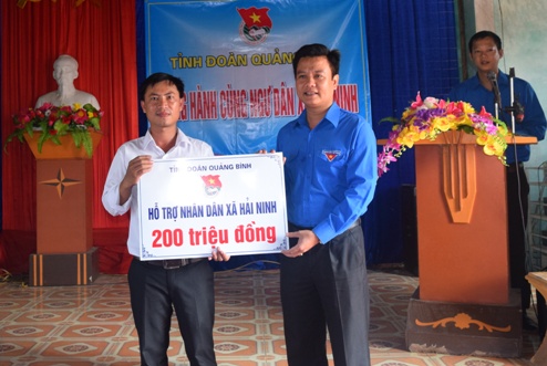 Đ/c Trần Quốc Tuấn - Bí thư Tỉnh Đoàn trao tặng 200 triệu đồng hỗ trợ ngư dân xã Hải Ninh, huyện Quảng Ninh 