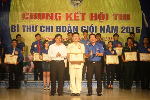 Ban Tổ chức trao giải Nhất cho thí sinh Nguyễn Văn Hoan - Bí thư Chi đoàn tham mưu, ĐTN Công an tỉnh