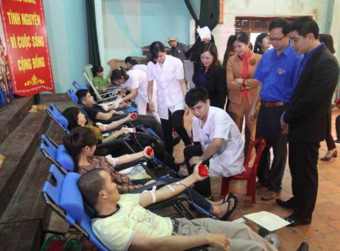  Các đồng chí Lãnh đạo Tỉnh đoàn và UBND thành phố Ninh Bình động viên cán bộ, đoàn viên, thanh niên thành phố Ninh Bình tham gia hiến máu tình nguyện