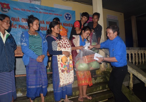 Đoàn tình nguyện trao quà cho bà con dân tộc tại xã Tân Trạch