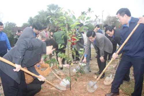 Đồng chí Nguyễn Thế Hoàn - UVBCH TW Đoàn, Tỉnh ủy viên, Bí thư Tỉnh đoàn cùng ĐVTN trồng cây xanh đầu xuân Bính Thân 2016
