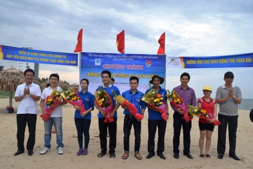 Các đồng chí lãnh đạo tặng hoa cho các đơn vị tham gia hoạt động thể thao bãi biển