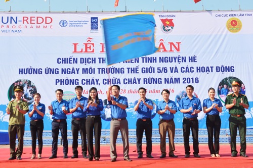 Phó Chủ tịch Thường trực HDDND tỉnh Nguyễn Thị Nữ Y đã trao cờ quyết tâm thực hiện thắng lợi Chiến dịch TNTN hè 2016 cho BTV tỉnh đoàn và đoàn cơ sở