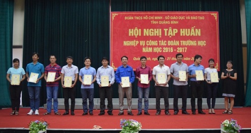 Ban Tổ chức trao giấy chứng nhận cho các đồng chí cán bộ Đoàn trường tham gia khoá tập huấn