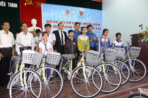  Các em học sinh tại huyện Triệu Phong nhận xe đạp của Ban tổ chức