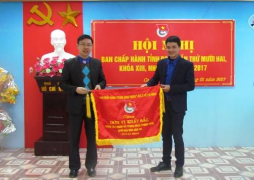 Đ/c Vũ Khắc Quang - Bí thư Tỉnh Đoàn trao tặng cờ thi đua của Trung ương Đoàn cho huyện đoàn Thông Nông
