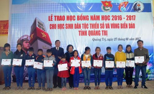 Trao tặng học bổng “Vì Hoàng Sa- Trường Sa thân yêu” cho học sinh vùng biển huyện Hải Lăng và Triệu Phong     