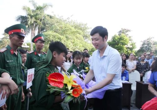 Đ/c Lê Văn Trung - Tỉnh ủy viên, UVBCH Trung ương Đoàn, Bí thư Tỉnh đoàn tặng hoa cho các chiến sỹ nhí