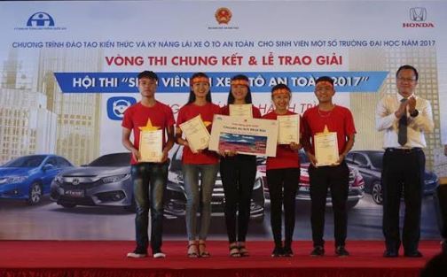 Ban tổ chức trao giải nhất cho Sinh viên trường ĐH Kinh tế và Quản trị kinh doanh Thái Nguyên