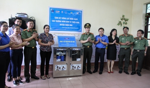  Đoàn công tác tặng hệ thống lọc nước sạch cho trường mầm non xã Thiệu Giao, huyện Thiệu Hóa