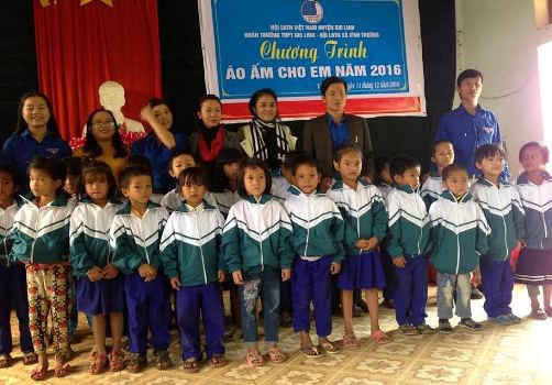 Đoàn trường THPT Gio Linh tặng áo ấm mùa đông cho các em học sinh trường Tiểu học Vĩnh Trường