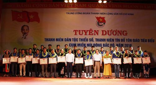 Lãnh đạo Trung ương Đoàn và Lãnh đạo Tỉnh ủy Thái Nguyên trao tặng bằng khen cho 30 thanh niên dân tộc thiểu số, thanh niên tín đồ tôn giáo tiêu biểu của cụm miền núi Đông Bắc Bộ