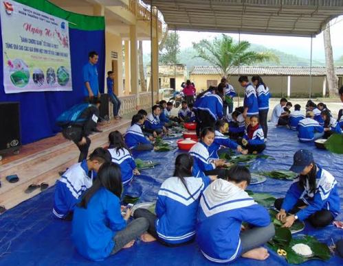 Đoàn viên, học sinh trường THPT Cao Thắng, huyện Hương Sơn tham gia gói bánh chưng trao tặng cho các bạn học sinh có hoàn cảnh khó khăn.