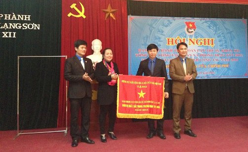 Đồng chí Giáp Thị Bắc - Uỷ viên BTV Tỉnh ủy, Trưởng ban Dân vận Tỉnh ủy trao Cờ thi đua của Chính phủ cho Tỉnh Đoàn Lạng Sơn