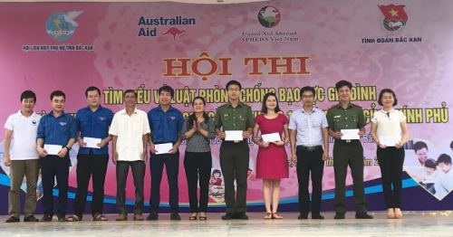 Các đồng chí lãnh đạo trao phần thưởng cho các đội và các thí sinh đạt giải tại Hội thi