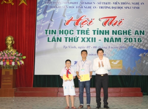 Đ/c Nguyễn Đình Hùng – Bí thư Tỉnh đoàn trao giải nhất cho các thí sinh phần thi kiên thức.