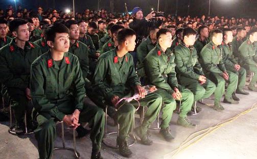 Các tân binh tham dự chương trình giao lưu văn nghệ của huyện Yên Sơn