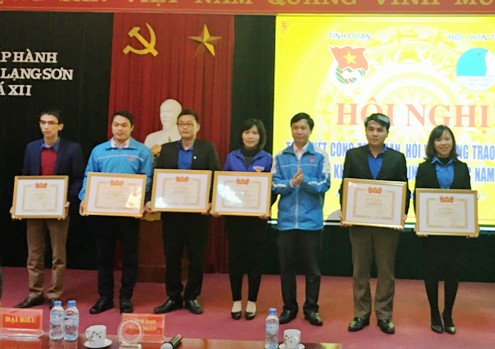 Đồng chí Nguyễn Hoàng Tùng- Tỉnh ủy viên, Bí thư Tỉnh đoàn tặng bằng khen cho các cá nhân, tập thể có thành tích xuất sắc
