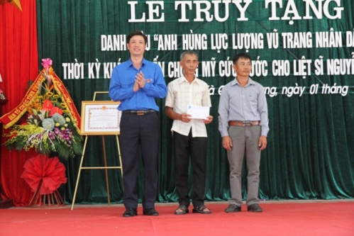Đ/c Lê Văn Trung - Tỉnh ủy viên, Bí thư Tỉnh đoàn tặng quà cho gia đình thân nhân liệt sĩ Nguyễn Bá Ngọc
